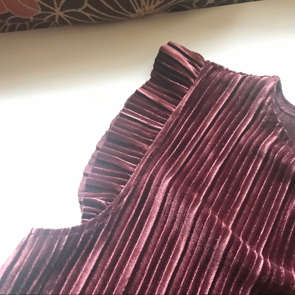 NWT crushed velvet top with ruffle shoulder - Picture 7 of 8